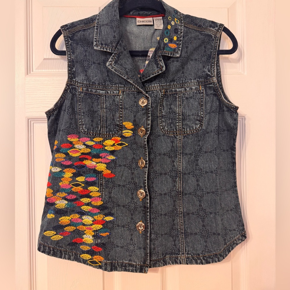 Chico's embroidered denim vest featuring a school of fish rainbow pattern. NWT